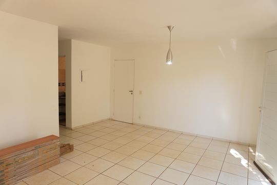 Sala de casa de condomínio para alugar com 3 quartos, 150m² em Jardim Bandeirantes, São Carlos