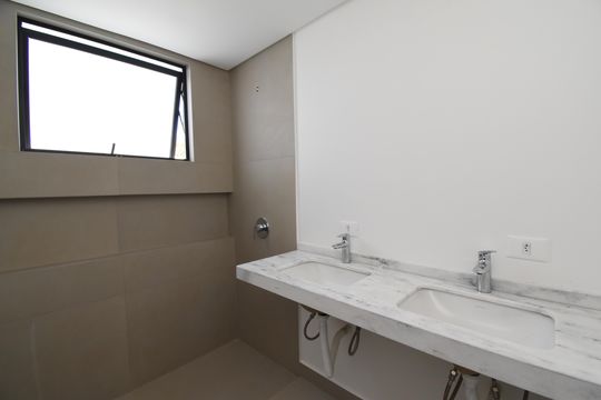 Banheiro da Suíte de casa de condomínio à venda com 3 quartos, 136m² em Guabirotuba, Curitiba