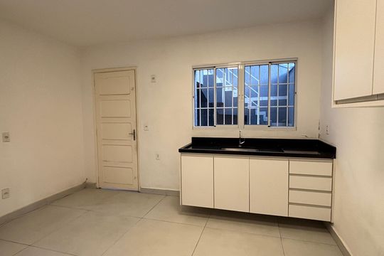 Cozinha de casa para alugar com 2 quartos, 130m² em Mirandópolis, São Paulo