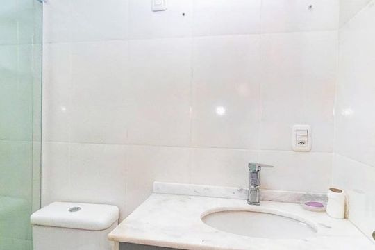 Banheiro de apartamento para alugar com 1 quarto, 49m² em Santana, Porto Alegre