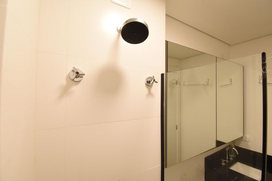 Banheiro de kitnet/studio à venda com 1 quarto, 20m² em Centro, Curitiba