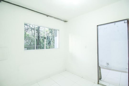 Sala de casa para alugar com 2 quartos, 65m² em Jardim Bandeirantes, São Paulo