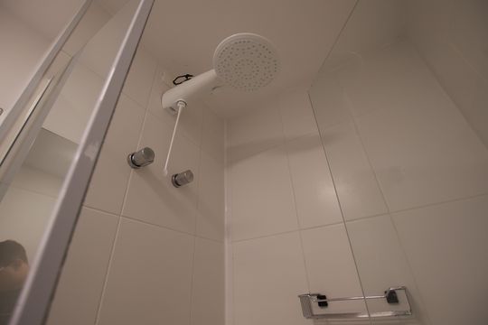 Banheiro social  de kitnet/studio à venda com 1 quarto, 25m² em Liberdade, São Paulo