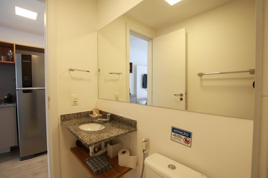 Banheiro social  de kitnet/studio à venda com 1 quarto, 25m² em Liberdade, São Paulo