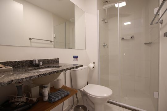 Banheiro social  de kitnet/studio à venda com 1 quarto, 25m² em Liberdade, São Paulo