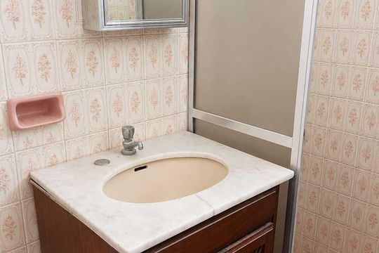 Banheiro de apartamento para alugar com 2 quartos, 58m² em Olaria, Rio de Janeiro
