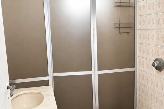 Banheiro de apartamento para alugar com 2 quartos, 58m² em Olaria, Rio de Janeiro