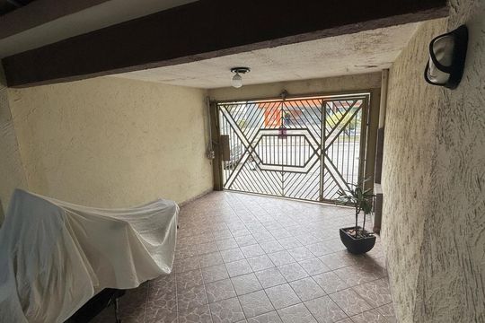 Garagem de casa à venda com 2 quartos, 150m² em Vila Gomes Cardim, São Paulo