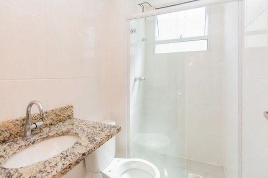 Banheiro de apartamento para alugar com 2 quartos, 46m² em Parque Santa Fé, Porto Alegre