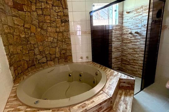 Banheiro de casa à venda com 4 quartos, 187m² em Pinheirinho, Santo André