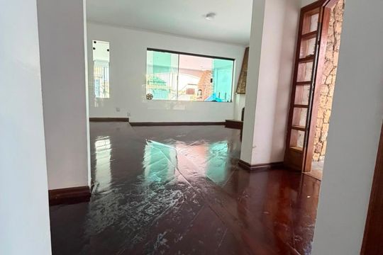 Sala de casa à venda com 4 quartos, 187m² em Pinheirinho, Santo André