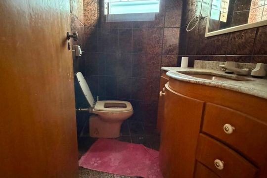 Banheiro de casa à venda com 4 quartos, 187m² em Pinheirinho, Santo André