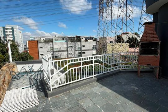 Área externa de casa à venda com 4 quartos, 187m² em Pinheirinho, Santo André
