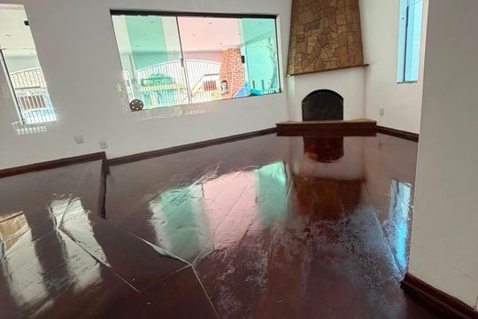 Sala de casa à venda com 4 quartos, 187m² em Pinheirinho, Santo André