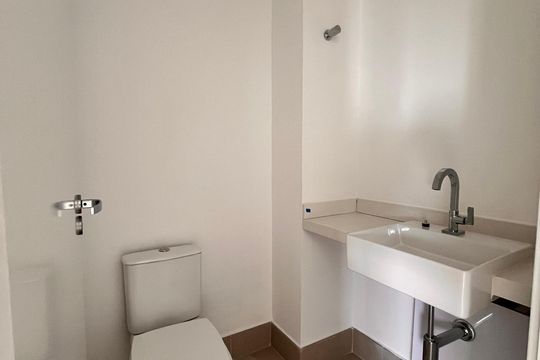 Banheiro de apartamento à venda com 3 quartos, 156m² em Cambuí, Campinas