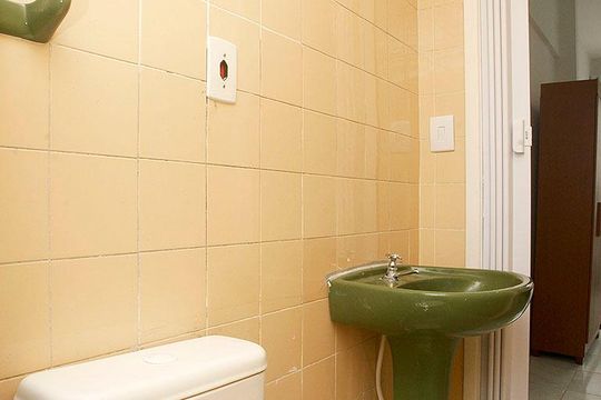 Banheiro de kitnet/studio para alugar com 1 quarto, 29m² em Azenha, Porto Alegre