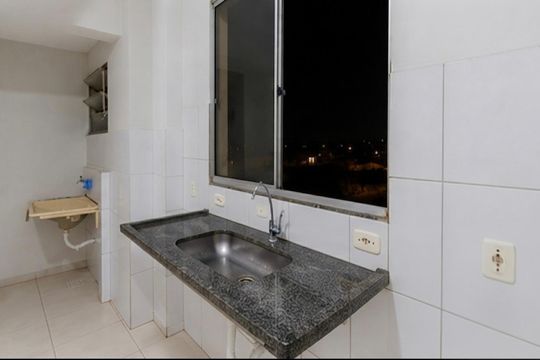 Cozinha de apartamento para alugar com 2 quartos, 43m² em Jardim Holanda, Uberlândia