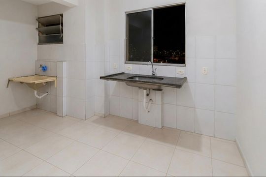 Cozinha de apartamento para alugar com 2 quartos, 43m² em Jardim Holanda, Uberlândia