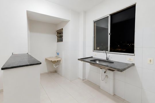 Cozinha de apartamento para alugar com 2 quartos, 43m² em Jardim Holanda, Uberlândia