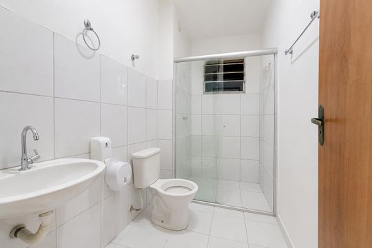 Banheiro de apartamento para alugar com 2 quartos, 43m² em Jardim Holanda, Uberlândia