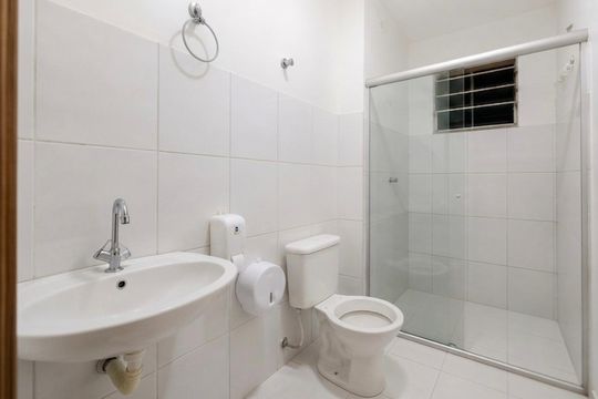 Banheiro de apartamento para alugar com 2 quartos, 43m² em Jardim Holanda, Uberlândia