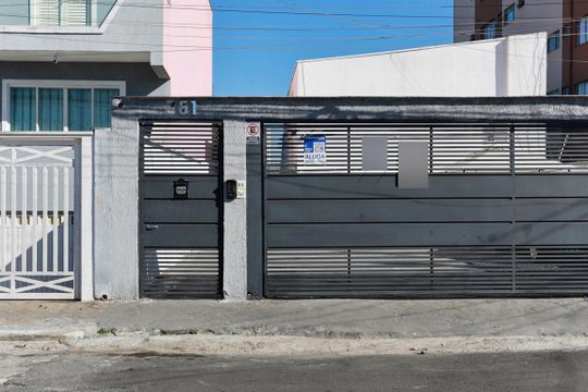 Fachada do condomínio + plaquinha de casa de condomínio para alugar com 2 quartos, 57m² em Vila Aurora (zona Norte), São Paulo