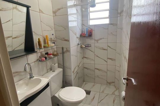 Banheiro de apartamento à venda com 2 quartos, 57m² em Parque Residencial Vila União, Campinas