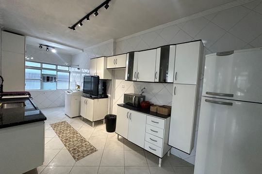 Cozinha de apartamento para alugar com 2 quartos, 90m² em Centro, São Vicente