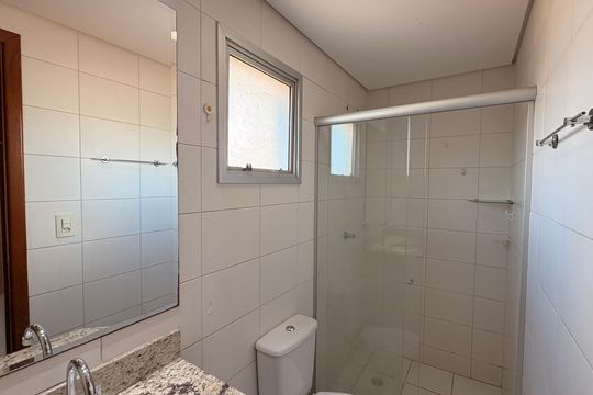 Banheiro da Suíte de apartamento para alugar com 2 quartos, 72m² em Parque Amazonia, Goiânia
