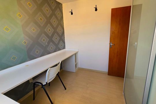 Quarto de apartamento à venda com 2 quartos, 50m² em Fernão Dias, Belo Horizonte