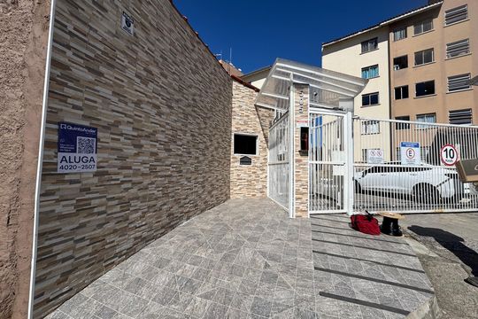 Fachada com Placa de apartamento para alugar com 2 quartos, 50m² em São Pedro, Osasco