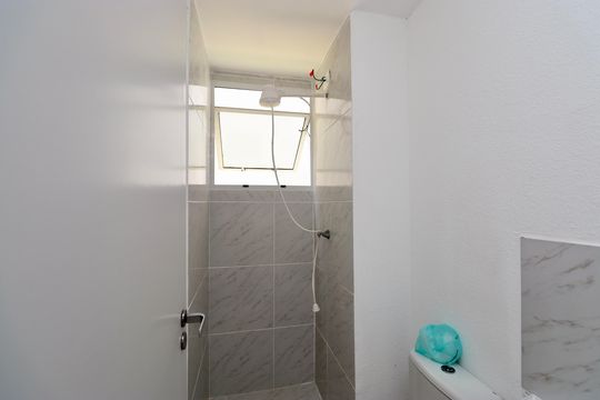 Banheiro de apartamento para alugar com 2 quartos, 40m² em Nova Brasília, Salvador