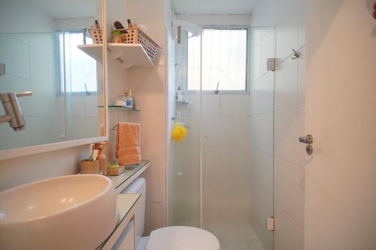 banheiro  de apartamento à venda com 2 quartos, 43m² em Santos Dumont, São Leopoldo