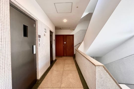 Hall de entrada de apartamento à venda com 1 quarto, 68m² em Jardim Botânico, Rio de Janeiro