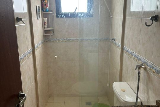 Banheiro 2 de apartamento para alugar com 2 quartos, 57m² em Guilhermina, Praia Grande