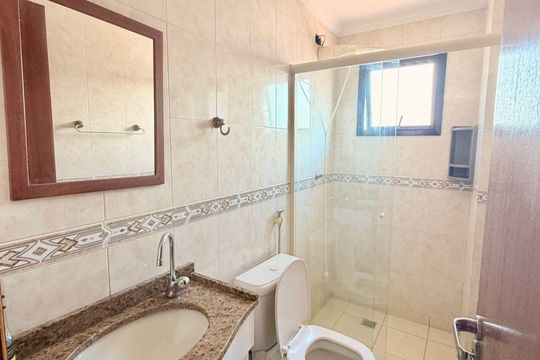 Banheiro 1 de apartamento para alugar com 2 quartos, 57m² em Guilhermina, Praia Grande