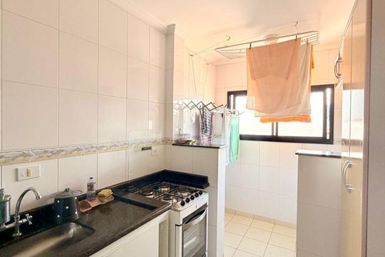 Cozinha de apartamento para alugar com 2 quartos, 57m² em Guilhermina, Praia Grande