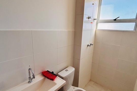Banheiro social de apartamento à venda com 2 quartos, 49m² em Chácara Estela, Barueri