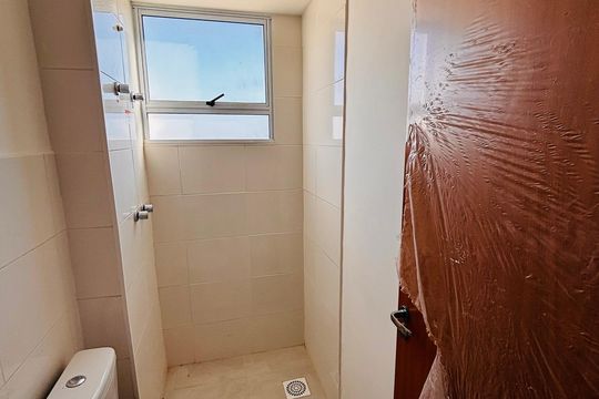 Banheiro social de apartamento à venda com 2 quartos, 49m² em Chácara Estela, Barueri