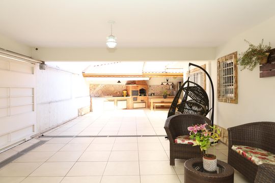 Garagem de casa à venda com 3 quartos, 224m² em Vila Brasil, São Paulo