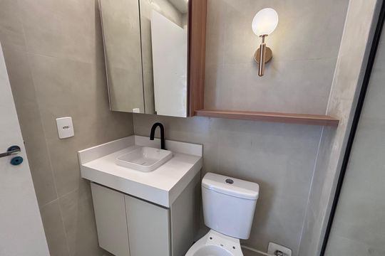 Banheiro de apartamento para alugar com 2 quartos, 46m² em Recreio dos Bandeirantes, Rio de Janeiro