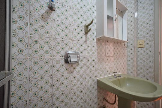 Banheiro de apartamento para alugar com 1 quarto, 50m² em Kobrasol, São José