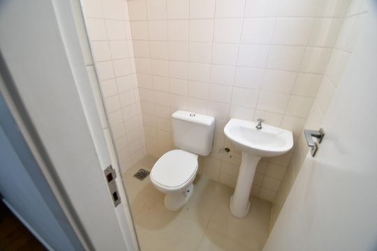 Banheiro de serviço de apartamento para alugar com 3 quartos, 160m² em Jardim das Paineiras, Campinas