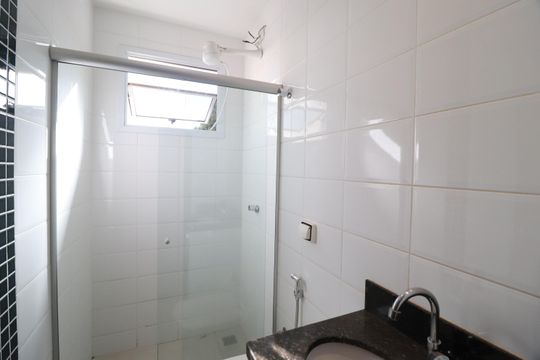 Banheiro Social de apartamento para alugar com 2 quartos, 58m² em Santa Mônica, Uberlândia