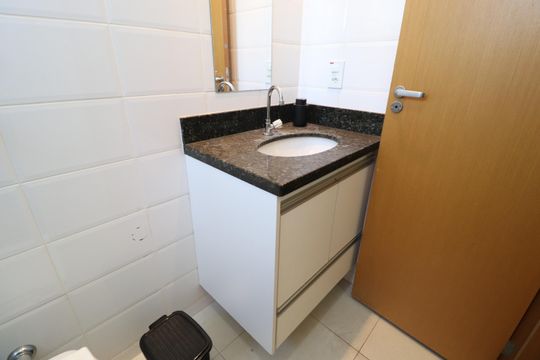 Banheiro do Quarto 2 de apartamento para alugar com 2 quartos, 58m² em Santa Mônica, Uberlândia