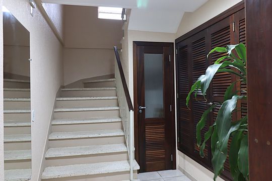 Entrada do prédio de apartamento para alugar com 2 quartos, 70m² em Higienópolis, Porto Alegre