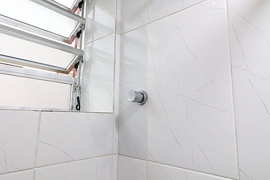 Banheiro de apartamento para alugar com 2 quartos, 70m² em Higienópolis, Porto Alegre