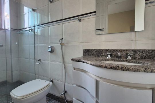 Banheiro social de apartamento para alugar com 3 quartos, 140m² em Santo Agostinho, Belo Horizonte