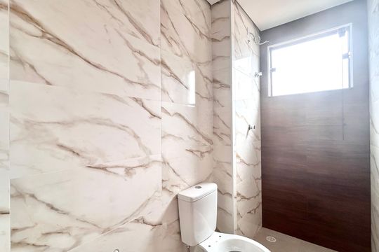 Banheiro de apartamento à venda com 2 quartos, 55m² em Vila Libanesa, São Paulo