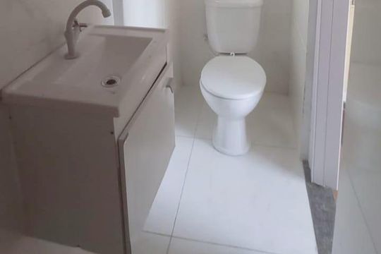 Banheiro de kitnet/studio para alugar com 1 quarto, 96m² em Saracuruna, Duque de Caxias
